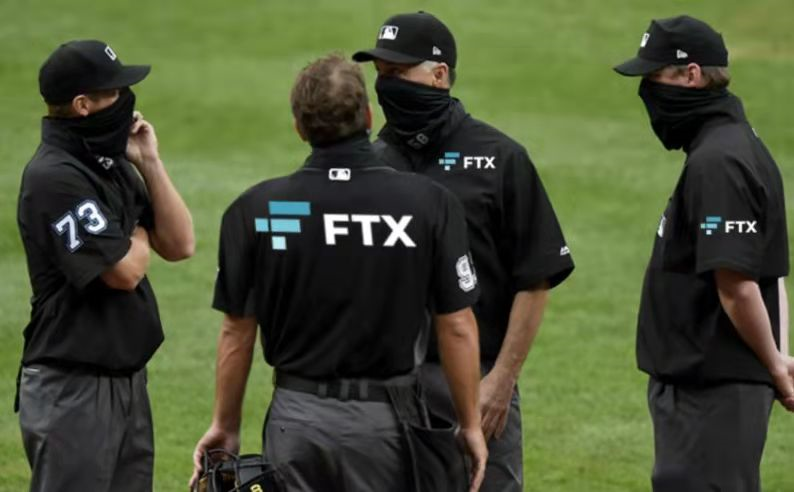 MLB工作人員身穿帶有FTX標誌的製服