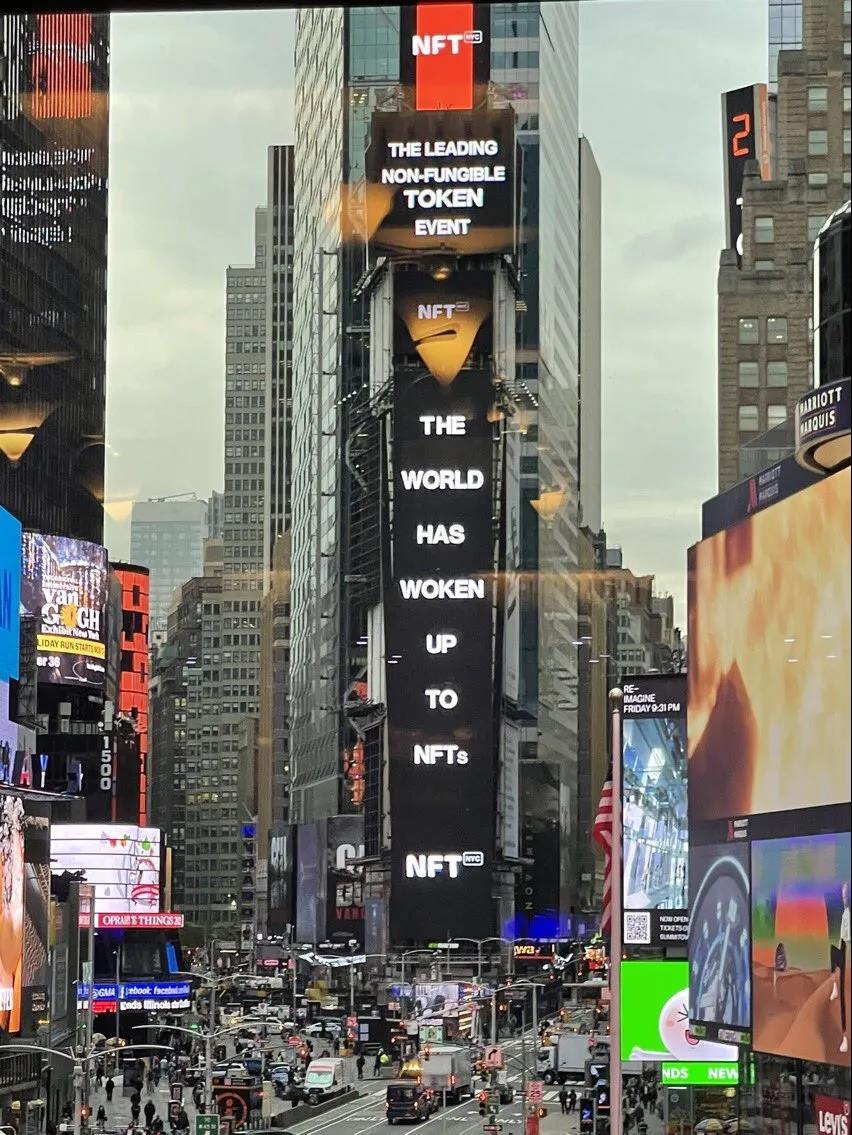 「The World Has Woken Up to NFTs（世界因NFT 重燃激情）」的標語出現在紐約時代廣場，圖片源自網絡
