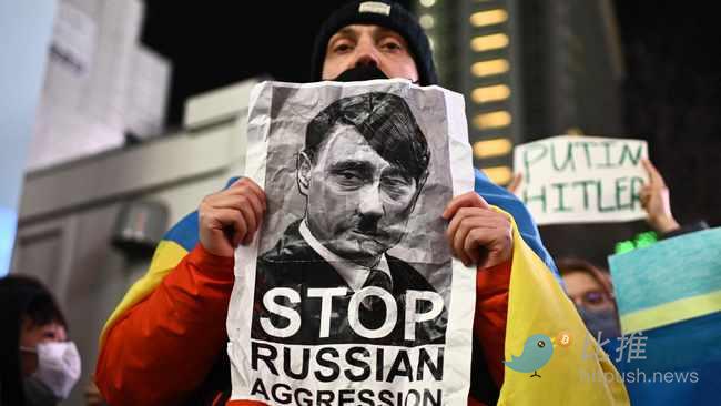 A-man-takes-part-in-a-protest-against-Russia-s-actions-in-Ukraine-during-a-rally-at-Shibuya-district-in-Tokyo-on-February-24-2022-Photo-by-Philip-FONG-AFP.jpeg